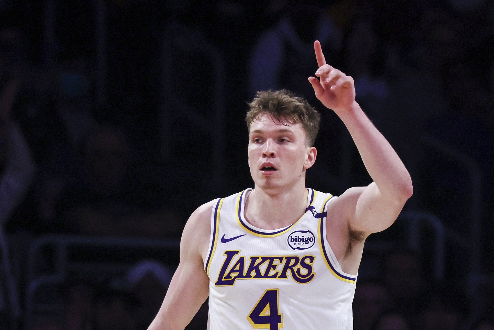 v体育-十大退步球员：来了快船先整活？浓眉巅峰已过？老詹终于老了？