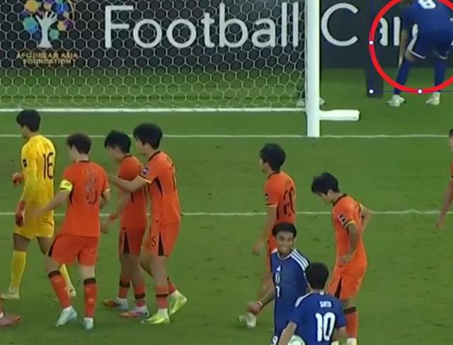 v站体育-细节做到了极致！日本队主罚点球前：疑似偷看李昊点球笔记