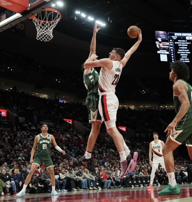 v站-制霸内线！多诺万-克林根更新Ins晒近期赛场照与球迷分享